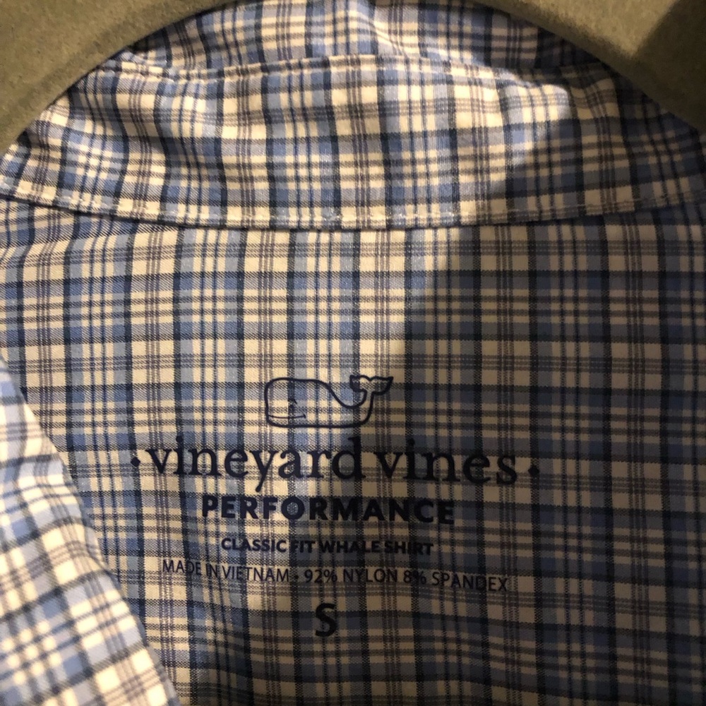 Men’s small Vineyard Vines Performance classic shirt.